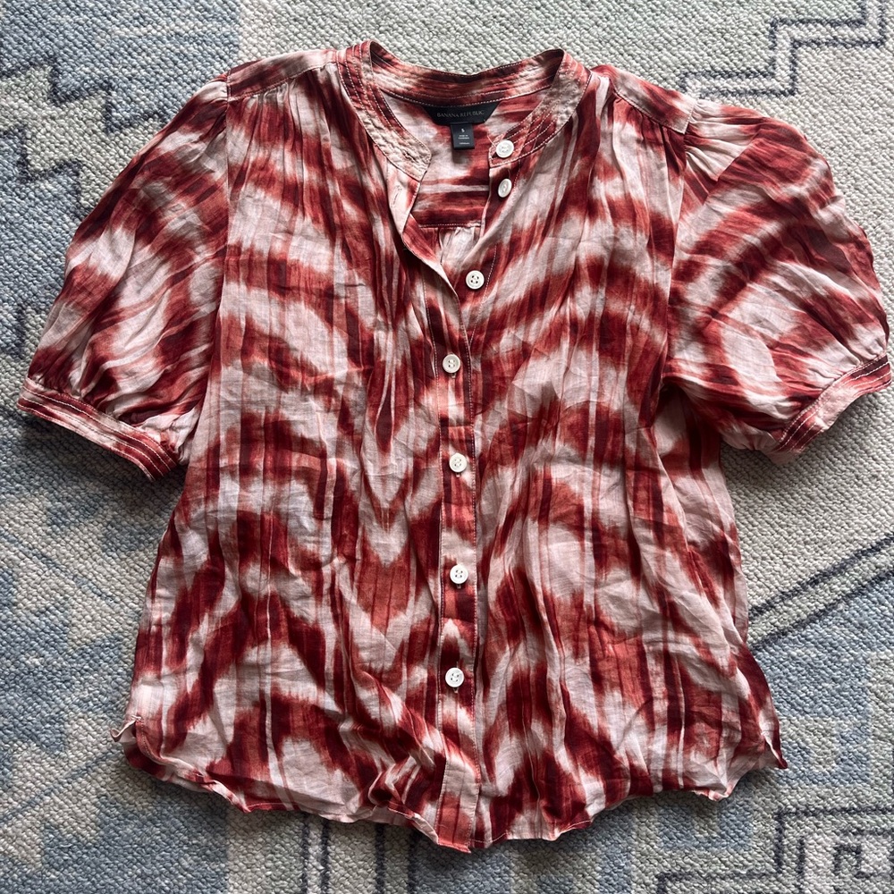 Banana Republic red and white tie dyed blouse. Size S